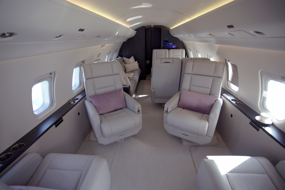 Bombardier Challenger 604, photo 1 of 4